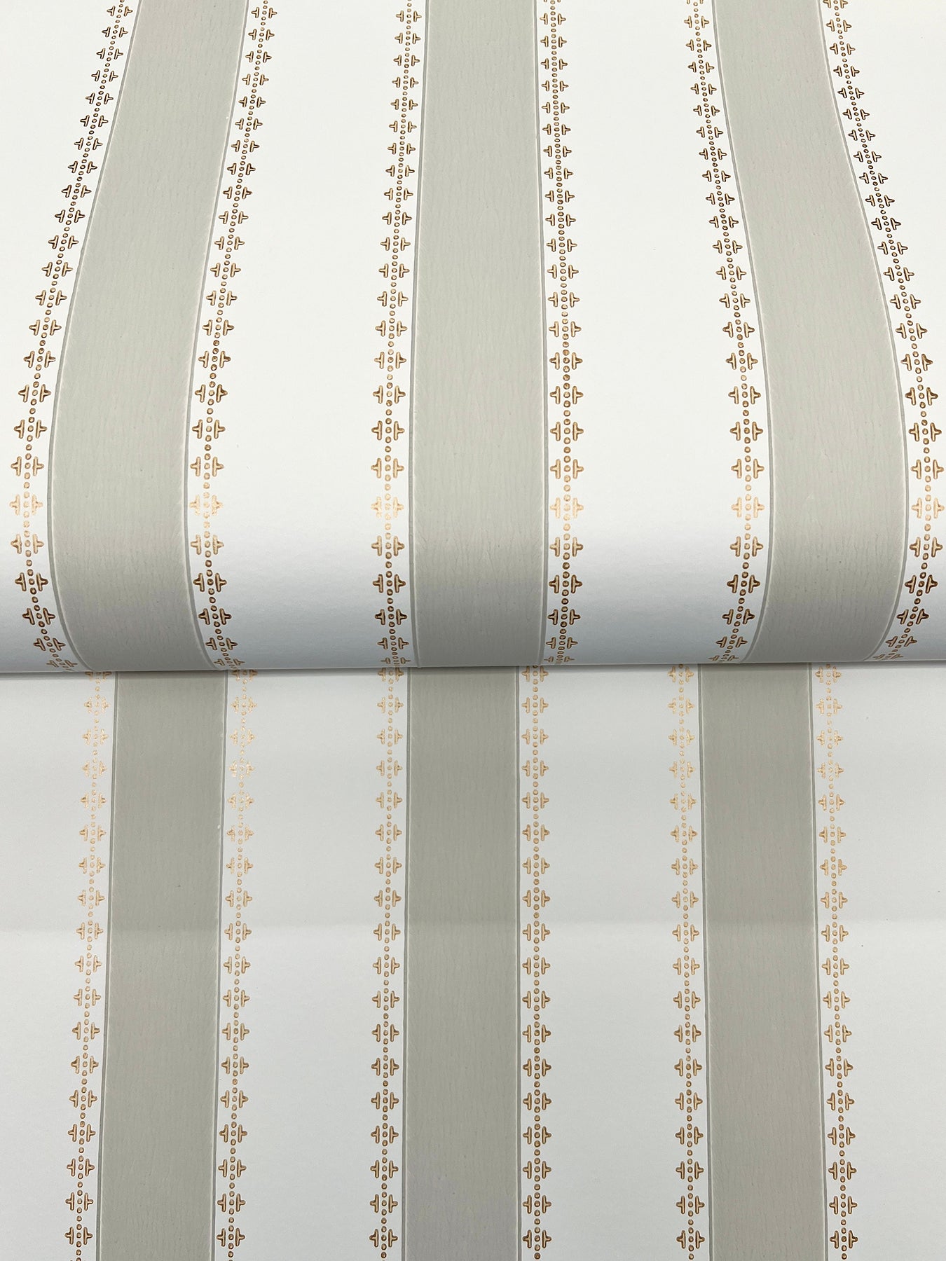 Tilford wallpaper in beige and white color - pattern number VP1372 - by Antonina Vella in the Jardin collection