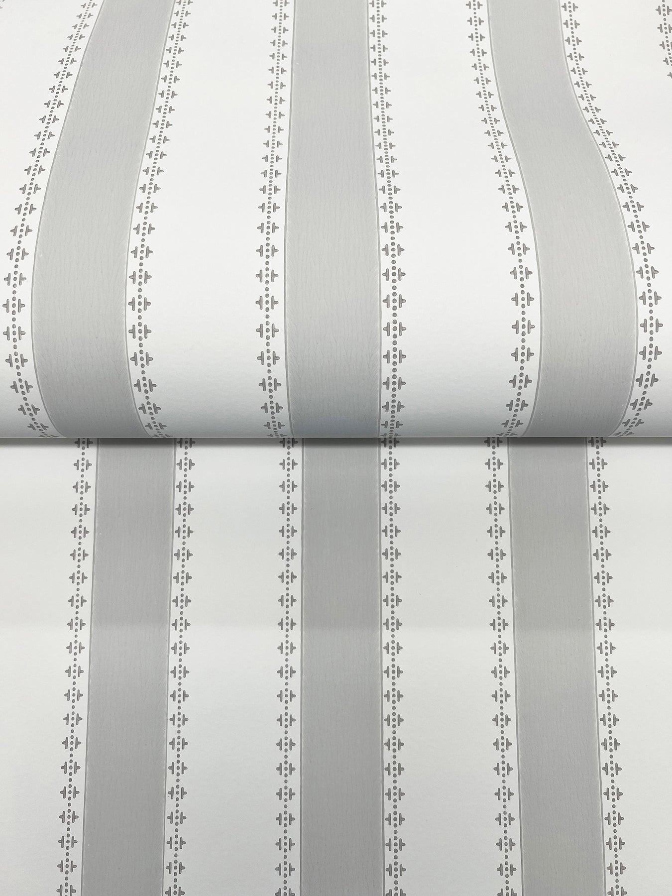 Tilford wallpaper in grey and white color - pattern number VP1373 - by Antonina Vella in the Jardin collection