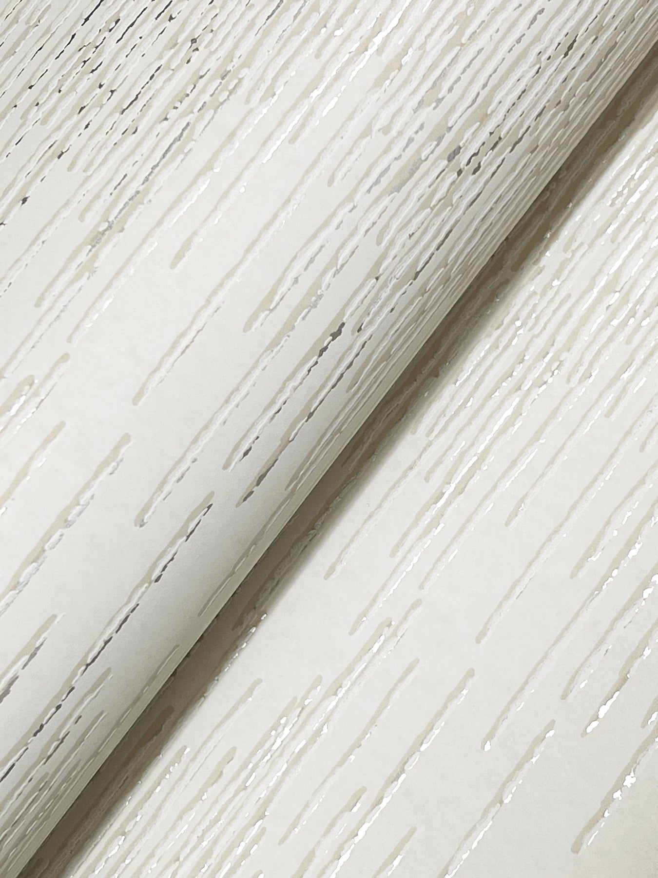 Operetta wallpaper in ivory color - pattern number VR1504 - by Ronald Redding in the Caviar collection