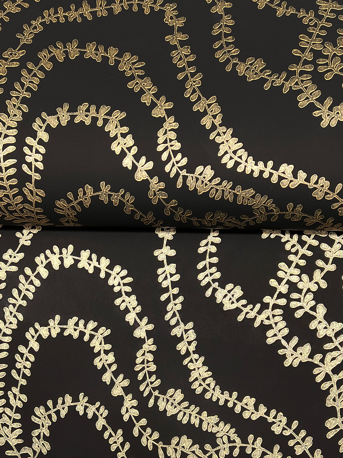 String of Pearls wallpaper in gold color - pattern number VR1517 - by Ronald Redding in the Caviar collection
