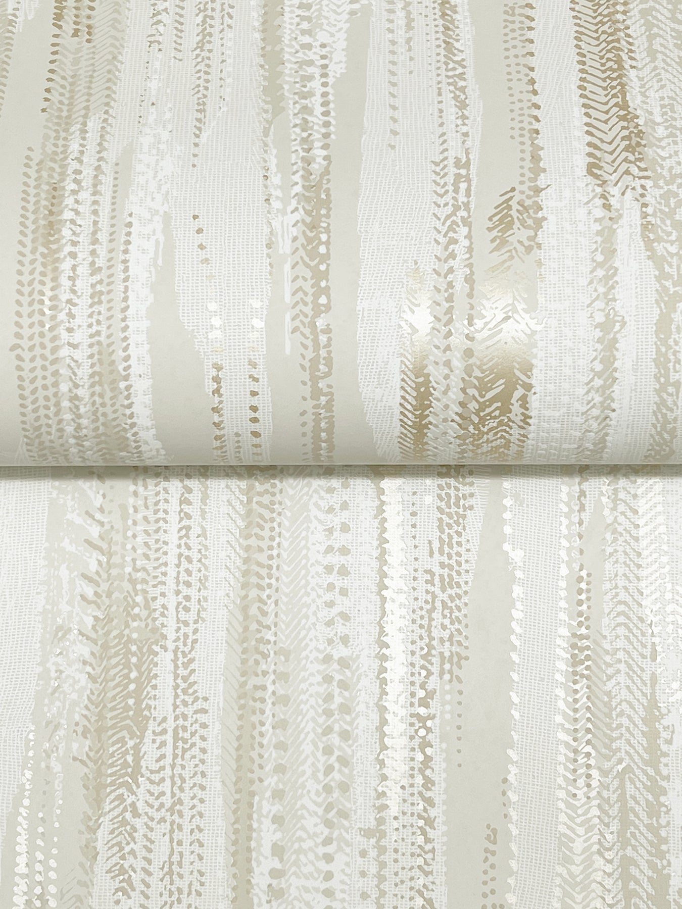 Tribeca wallpaper in gold color - pattern number VR1527 - by Ronald Redding in the Caviar collection