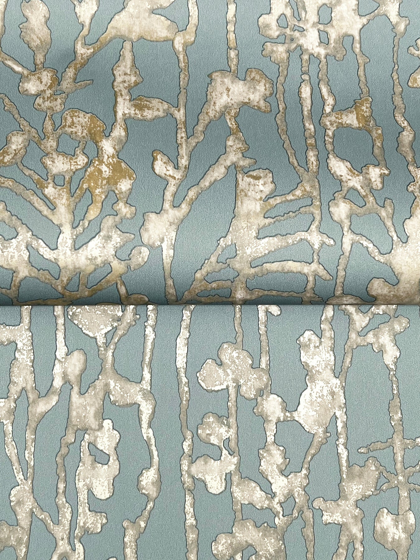 Filigree wallpaper in light blue color - pattern number VR1557 - by Ronald Redding in the Caviar collection
