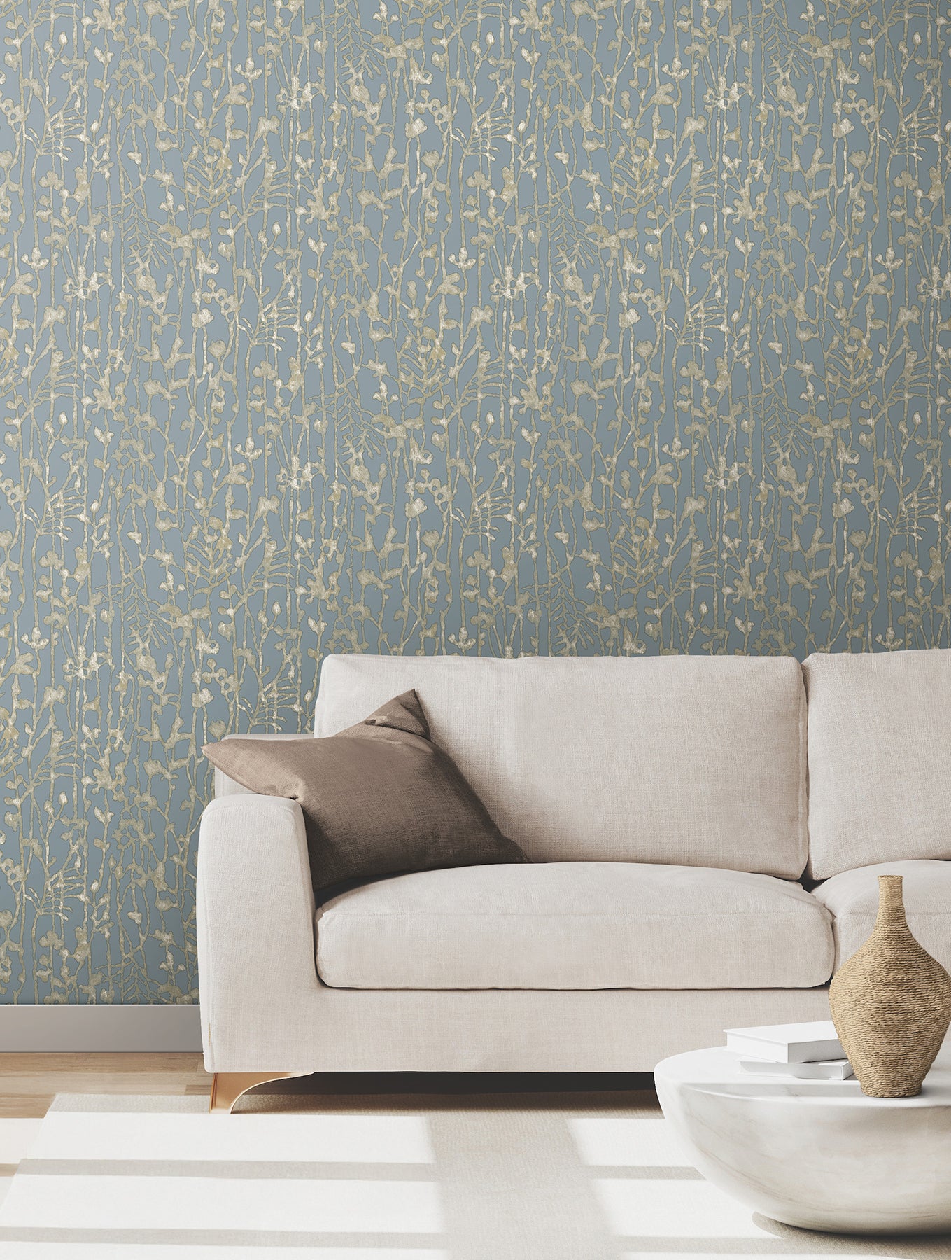 Filigree wallpaper in light blue color - pattern number VR1557 - by Ronald Redding in the Caviar collection