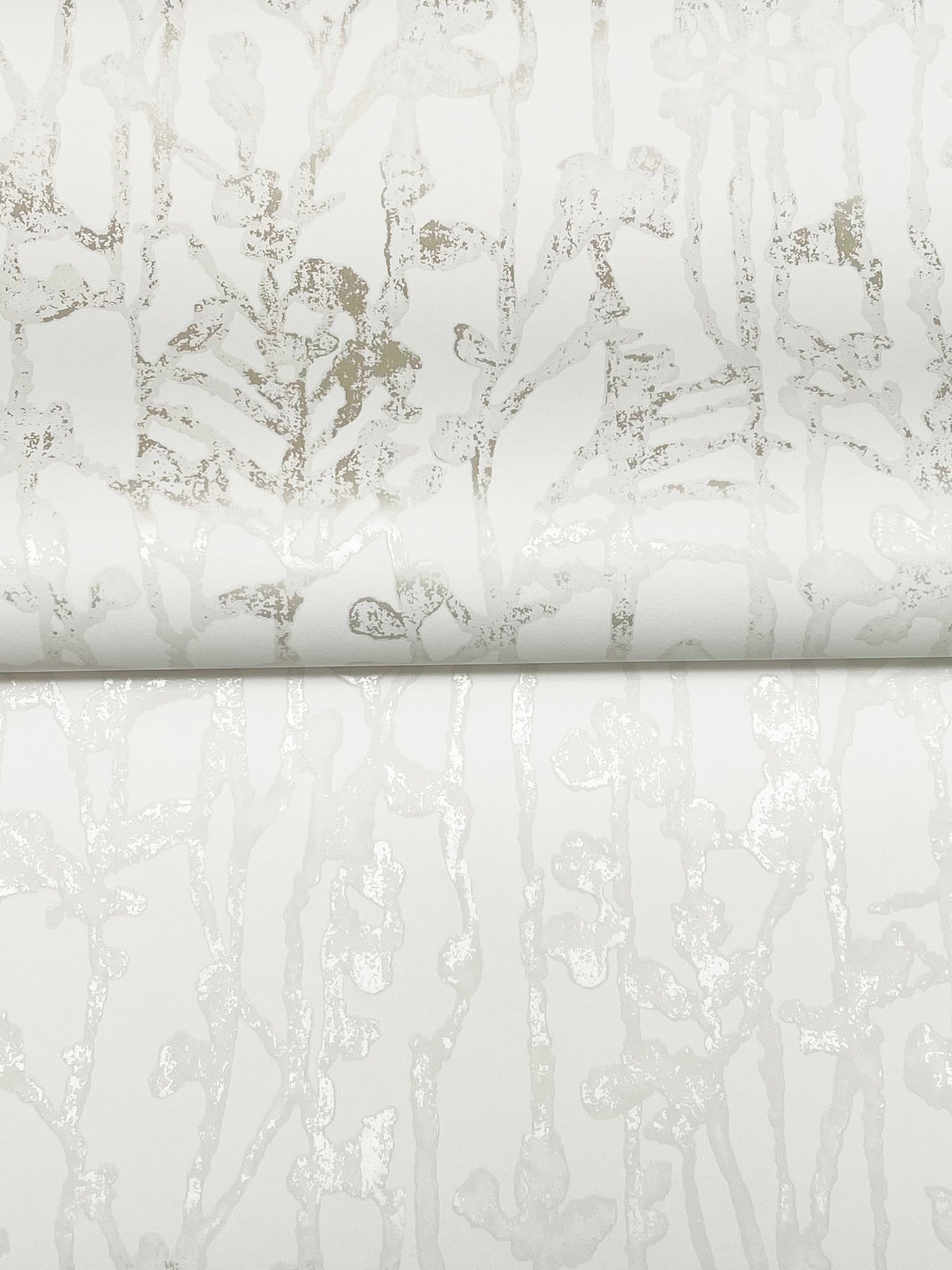 Filigree wallpaper in pearl color - pattern number VR1558 - by Ronald Redding in the Caviar collection