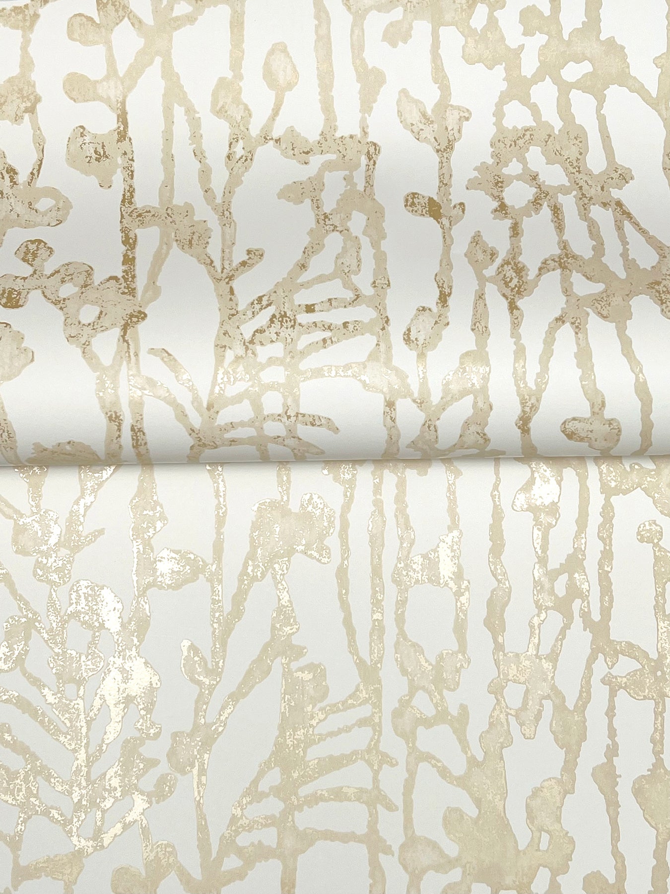 Filigree wallpaper in gold color - pattern number VR1560 - by Ronald Redding in the Caviar collection