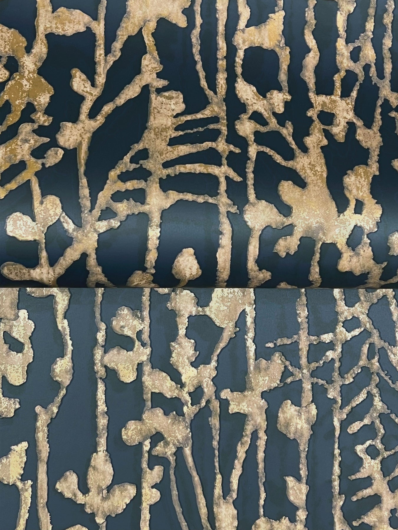 Filigree wallpaper in navy color - pattern number VR1561 - by Ronald Redding in the Caviar collection